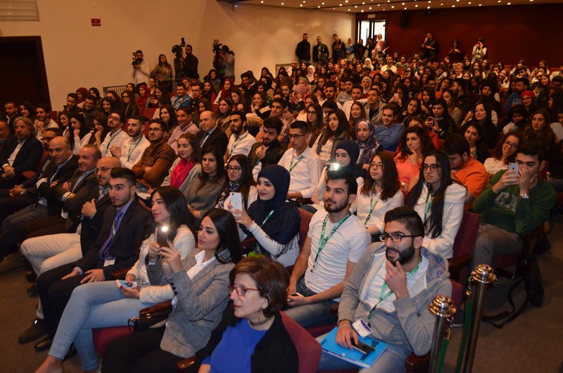 الجامعة اللبنانية الأميركية LAU  تكرّم الفنان رامي عياش كرائد وقائد مثالي للشباب...   رامي عياش للشباب اضربوا بيد من حديد...